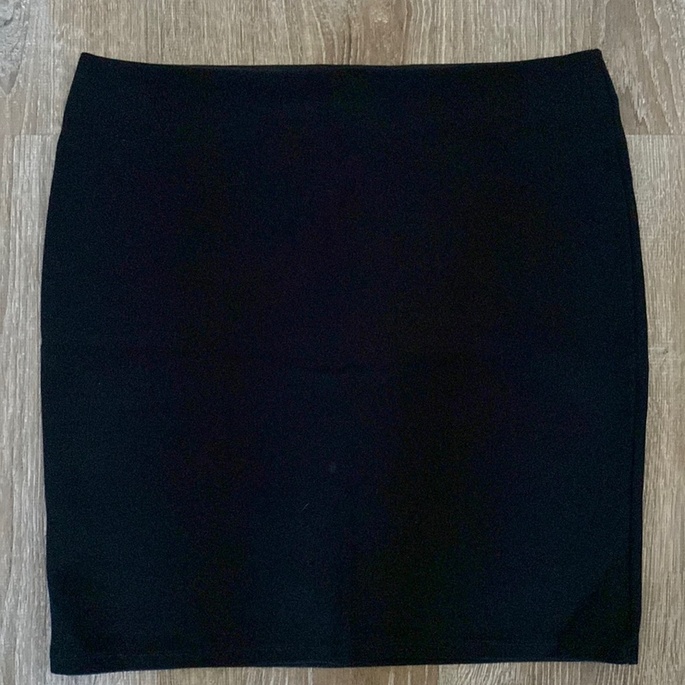 NWOT Loft black ponte pencil skirt. Size LP